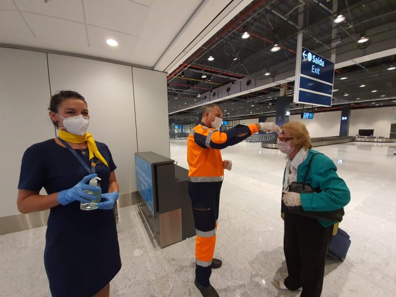 Barreira sanitária no aeroporto internacional Hercílio Luz – Divulgação/ND
