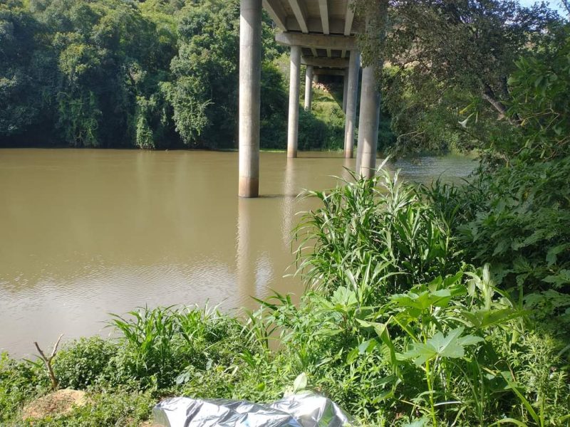 Homem de 47 anos saiu para pescar e morreu no Rio do Peixe, no Meio-Oeste catarinense – Foto: Corpo de Bombeiros/Divulga&ccedil;&atilde;o/ND