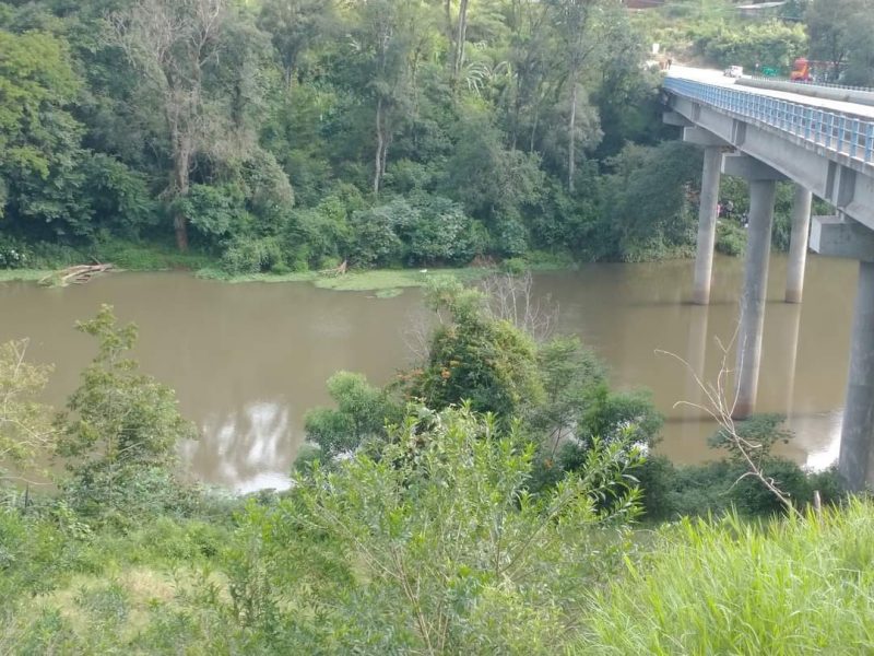 Pescadores viram o barco virado embaixo da ponte e avisaram a fam&iacute;lia – Foto: Corpo de Bombeiros/Divulga&ccedil;&atilde;o/ND