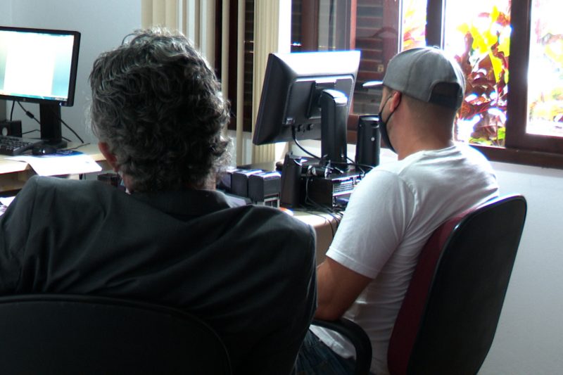 Suspeito (&agrave; direita) de matar irm&atilde;o ap&oacute;s discuss&atilde;o por heran&ccedil;a se apresenta &agrave; pol&iacute;cia – Foto: Reprodu&ccedil;&atilde;o / NDTV Blumenau