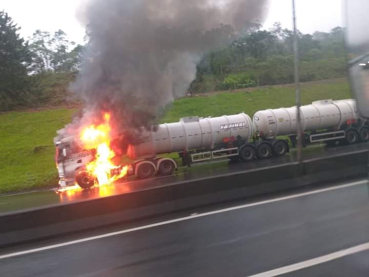 Apesar do susto, o motorista do caminh&atilde;o saiu ileso – Foto: Redes Sociais