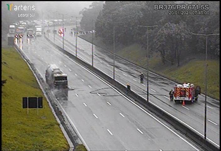 Carreta pegou fogo na manh&atilde; desta quarta-feira (20) – Foto: Arteris Litoral Sul/Divulga&ccedil;&atilde;o/ND