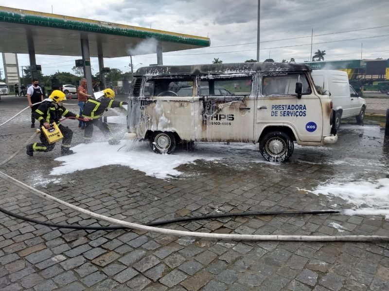 Segundo motorista, ele teria parado no local para abastecer quando inc&ecirc;ndio teria iniciado – Foto: Corpo de Bombeiros Militar/Divulga&ccedil;&atilde;o