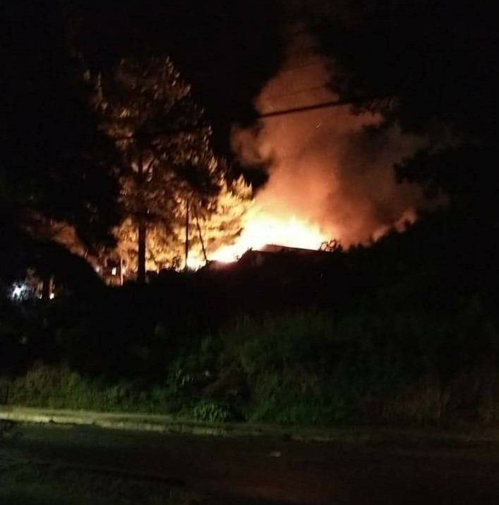 Prédio foi atingido pelas chamas na noite de quinta-feira (14), no bairro São Rafael – Foto: Bombeiros Militares/Divulgação
