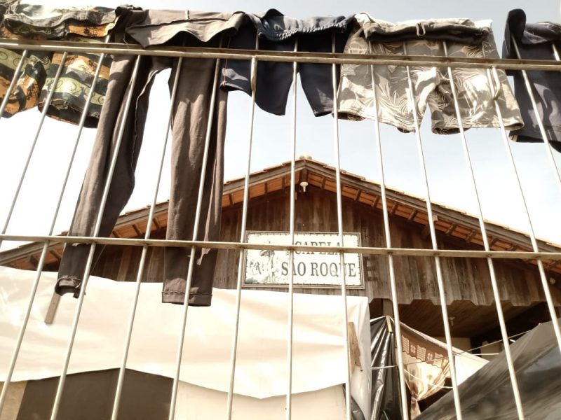 Grupo fica abrigado ao lado da Capela S&atilde;o Roque, no bairro V&aacute;rzea do Ranchinho. – Foto: Paulo Metling/ND