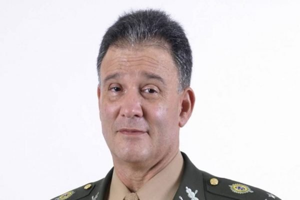 Com um vasto curr&iacute;culo, Carlos Roberto tinha doutorado em altos estudos militares e foi comandante do Centro de Comunica&ccedil;&atilde;o e Guerra Eletr&ocirc;nica do Ex&eacute;rcito Brasileiro – Foto: Reprodu&ccedil;&atilde;o/EB/ND