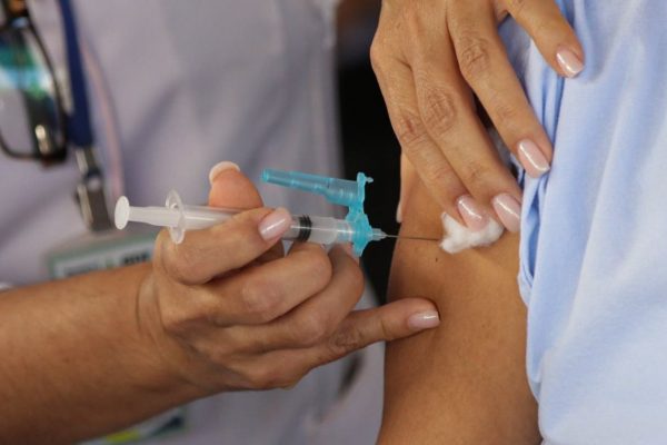 Vacina contra a Covid-19 sendo aplicada 