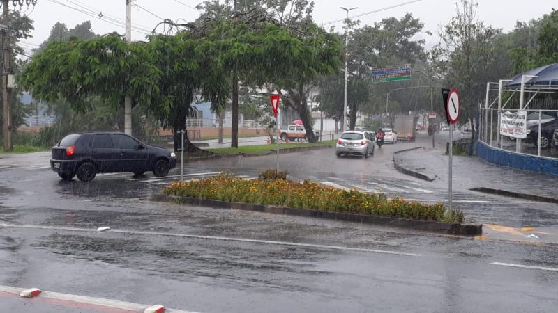 Rua Alberto Stein, em Blumenau, est&aacute; interditada por conta das chuvas – Foto: Divulga&ccedil;&atilde;o/Prefeitura de Blumenau