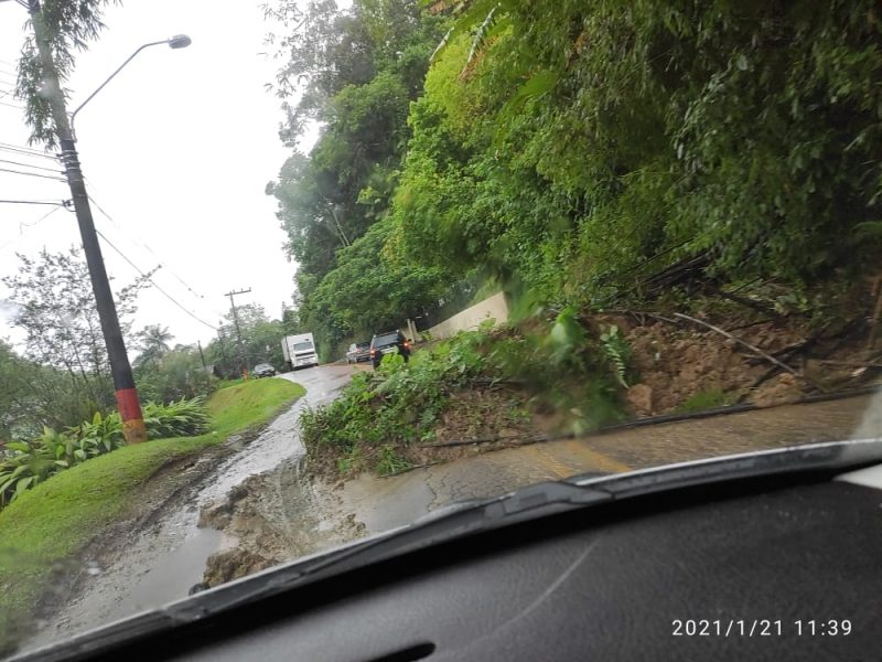 Rua Erwin Manzke, na Vila Itoupava, est&aacute; interditada por conta de quedas de &aacute;rvores – Foto: Divulga&ccedil;&atilde;o