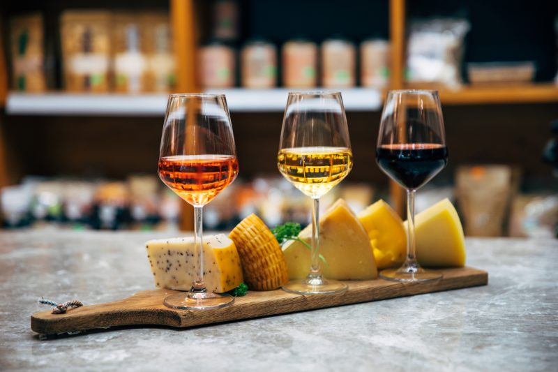 Descubra um mundo de sabores e combinações entre queijos e vinhos – Foto: Getty Images/iStockphoto/ND