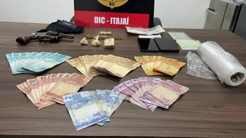 A pris&atilde;o aconteceu na tarde de ter&ccedil;a-feira (19) e foi feita por policiais civis da Divis&atilde;o de Investiga&ccedil;&atilde;o Criminal (DIC) de Itaja&iacute; com o apoio da DIC de Brusque. – Foto: Pol&iacute;cia Civil/Divulga&ccedil;&atilde;o