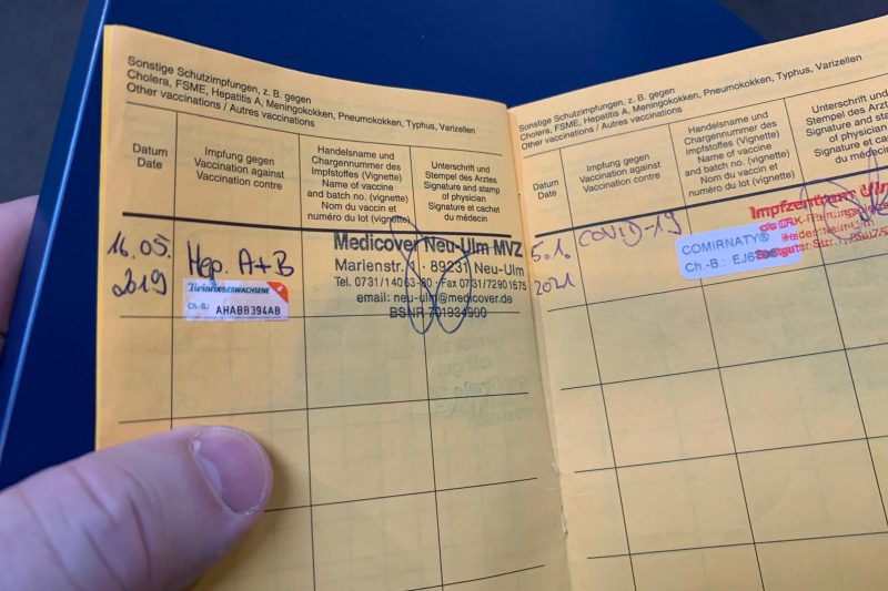 Ivanor exibe carteira de vacinação com registro da vacina contra Covid-19 – Foto: Arquivo Pessoal