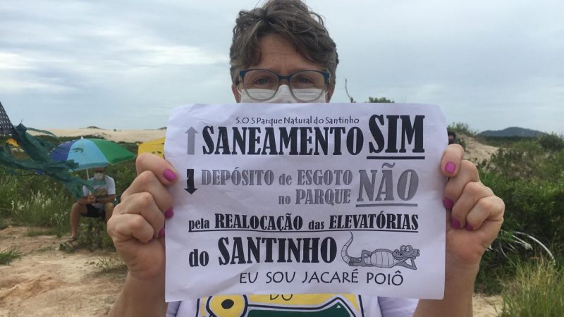 Manifestantes pedem realoca&ccedil;&atilde;o de elevat&oacute;rios da tratamento de esgoto da Casan – Foto: Ana Vaz/NDTV