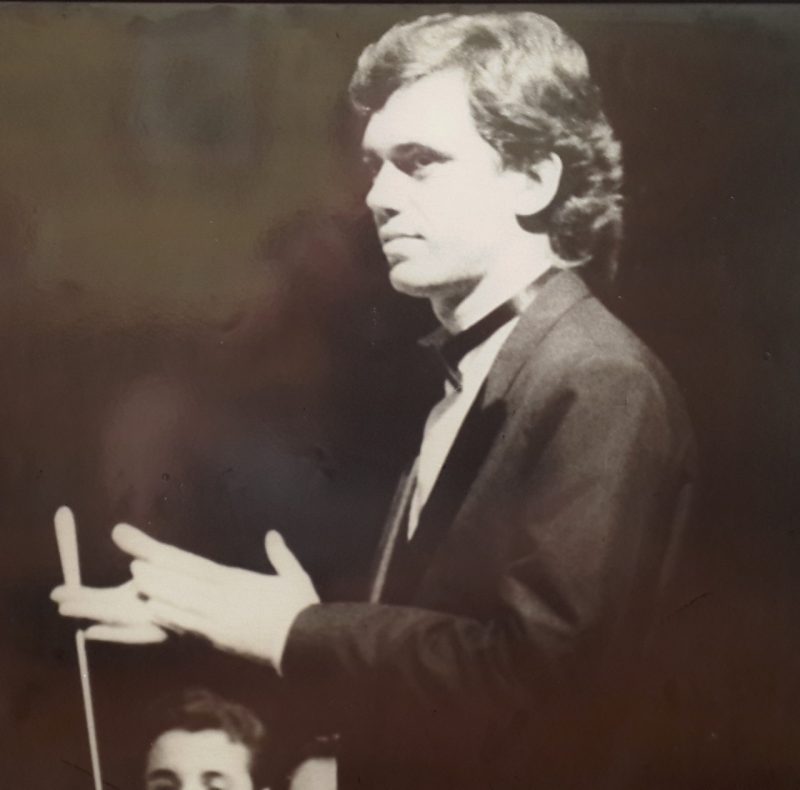 O maestro da Camerata, Jeferson Della Rocca, em foto de 1995 – Foto: Divulga&ccedil;&atilde;o/ND