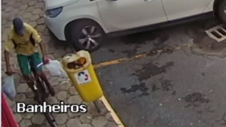 Homem foi flagrado saindo com a bicicleta – Foto: Reprodução/Instagram