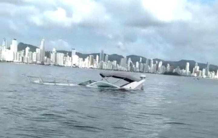 VÍdeo Lancha Afunda Na Barra Sul Em Balneário Camboriú 