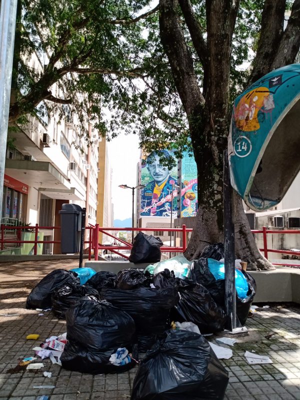 Lixo espalhado no Centro de Florian&oacute;polis – Foto: Fabio Gadotti/ND