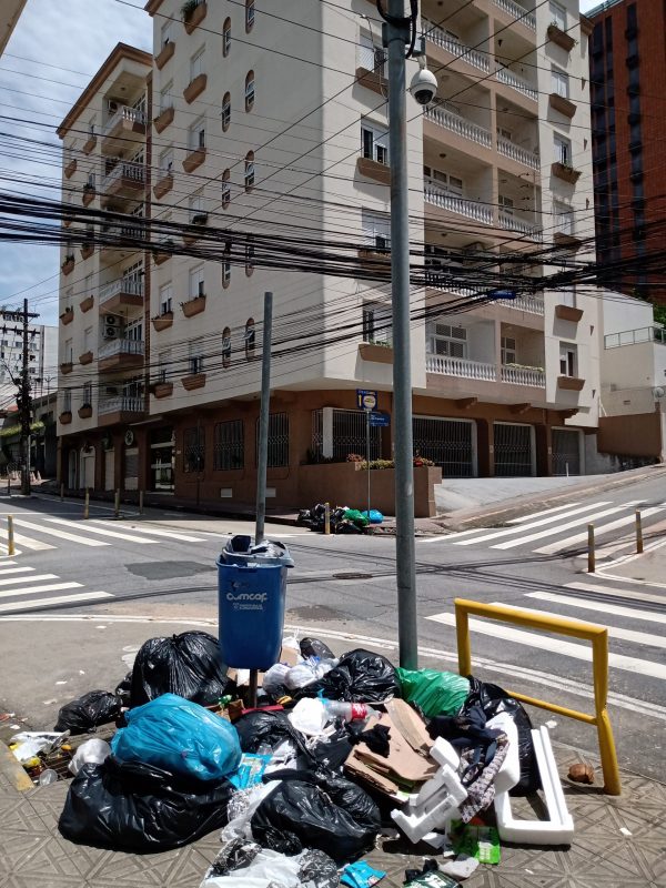 Lixo na rua Esteves Jr, Centro, neste domingo (31) – Foto: Fabio Gadotti/ND