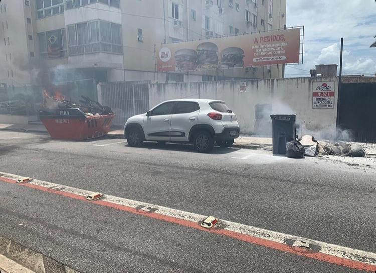 Lixeiras foram incendiadas no Centro de Florian&oacute;polis – Foto: Divulga&ccedil;&atilde;o/ND