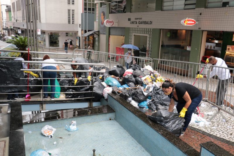 Lixo deixado na frente da C&acirc;mara de Florian&oacute;polis em protesto durante a semana- Foto: Divulga&ccedil;&atilde;o/ND