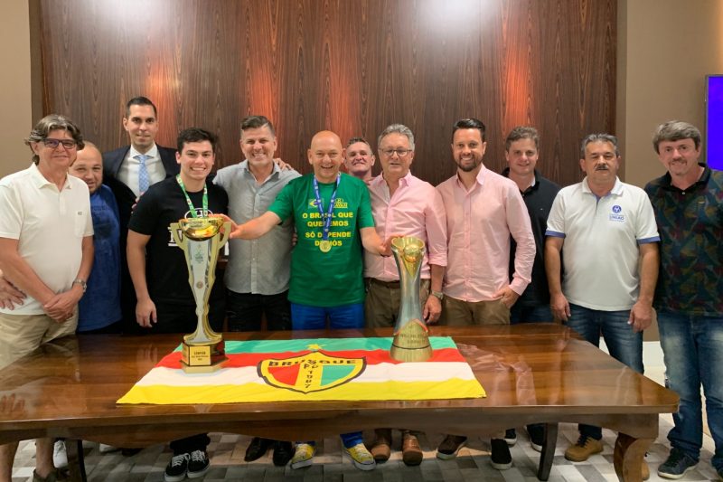 Luciano Hang posa ao lado do troféu da Série D – Foto: Foto: Arquivo / Havan
