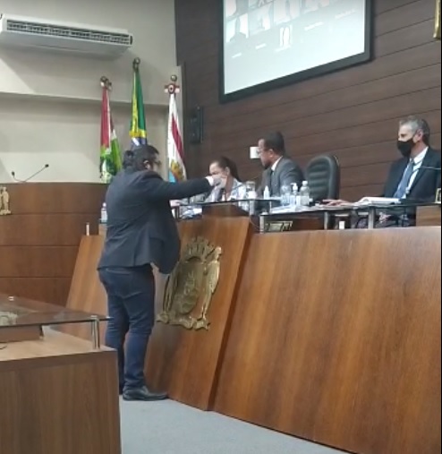 Os ânimos ficaram acirrados entre os vereadores Katumi e Maikon Costa em janeiro deste ano – Foto: Paulo Rolemberg/ ND