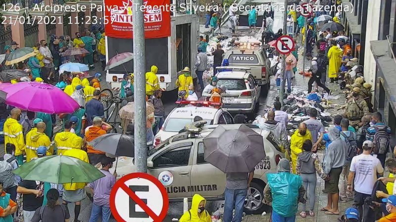 Manifestação chegou ao prédio do gabinete do prefeito Gean Loureiro – Foto: Reprodução/Twitter