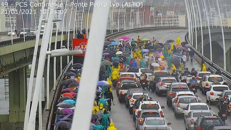 Trabalhadores fecharam as pistas da Ponte Pedro Ivo Campos – Foto: Reprodução/Twitter
