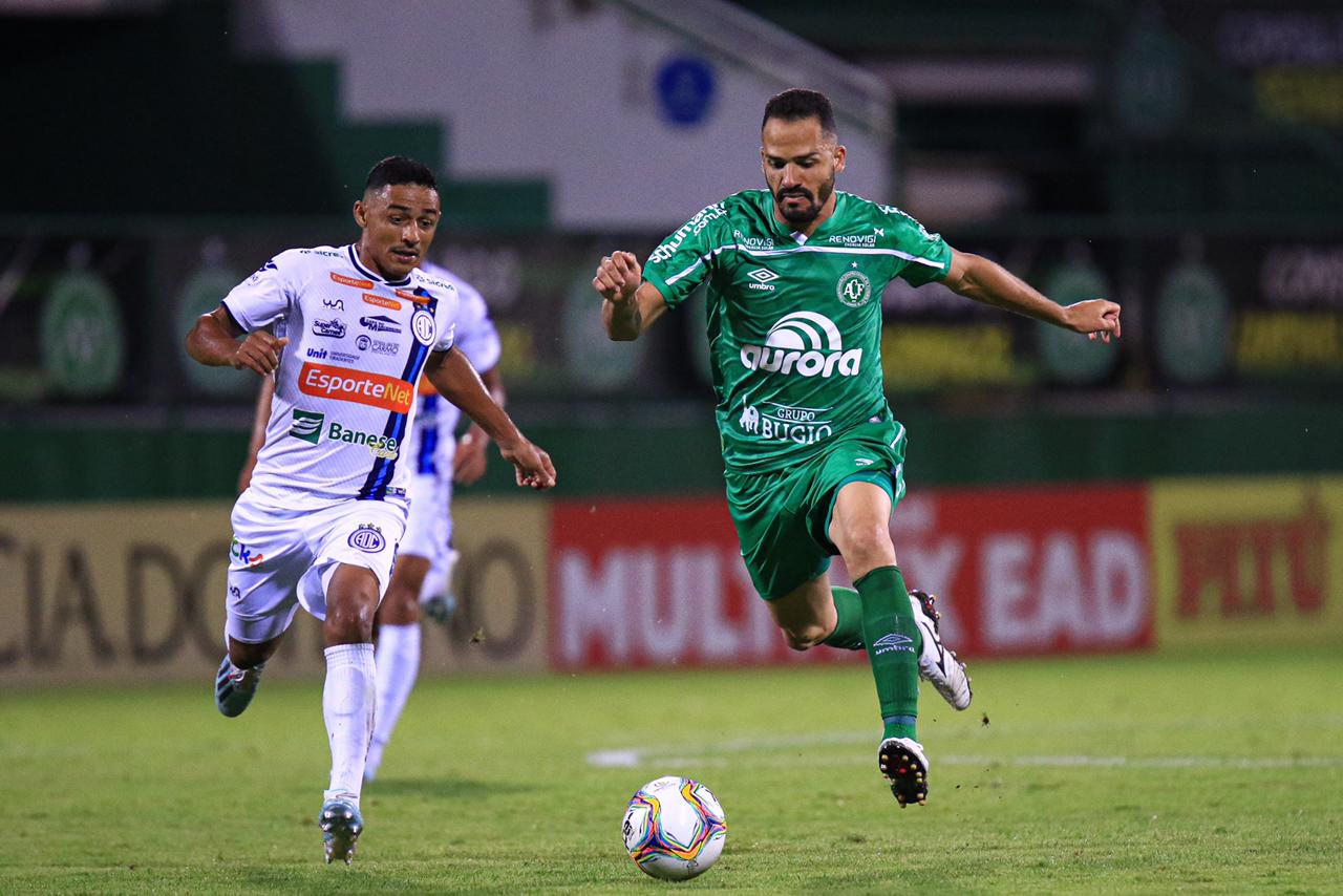 Chapecoense garantiu o título inédito do Campeonato Brasileiro da Série B por um placar de 3 a 1 para cima do time do Confiança. - Márcio Cunha/ACF/Divulgação