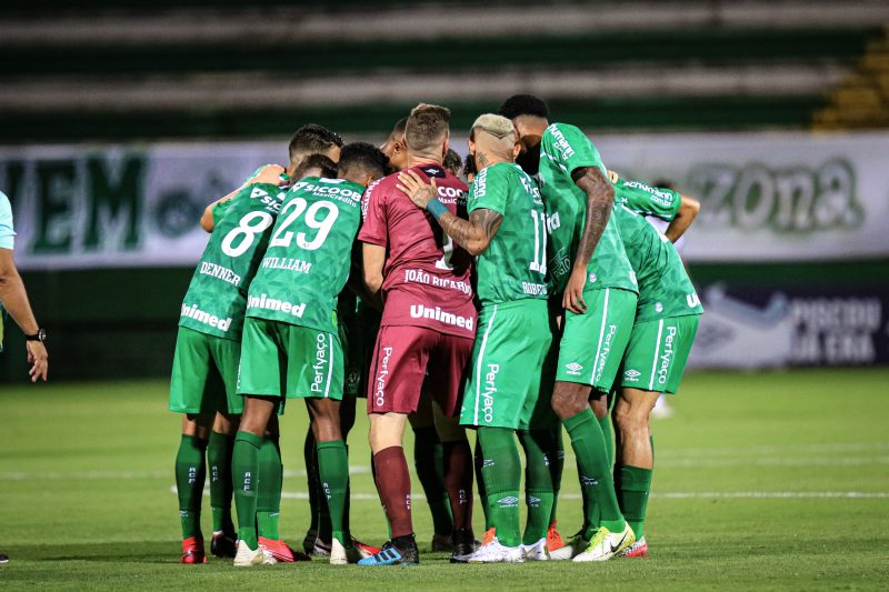 Time do Verdão em campo, abraçados