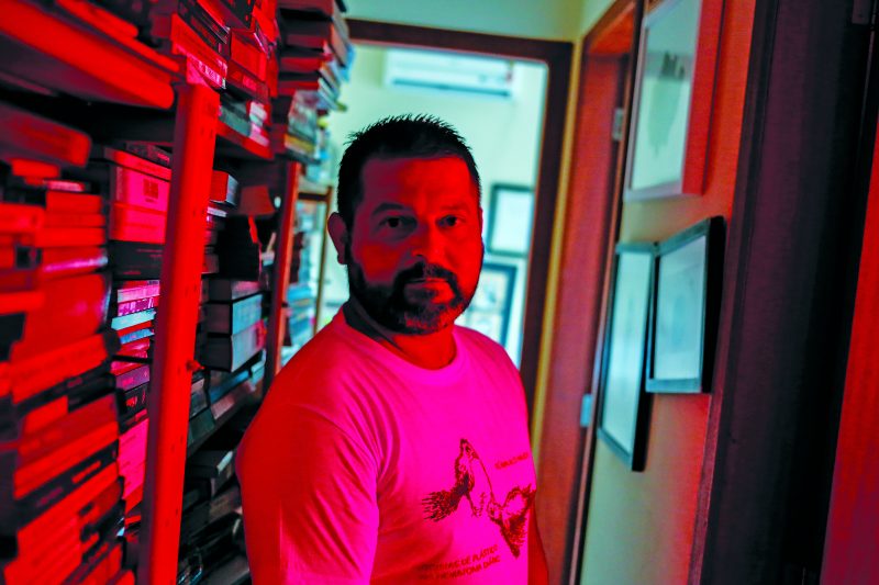 Poeta, pesquisador e editor Marco Vasques agora d&aacute; nome &agrave; biblioteca comunit&aacute;ria do Espa&ccedil;o Cultural Casa Vermelha – Foto: Anderson Coelho/ND