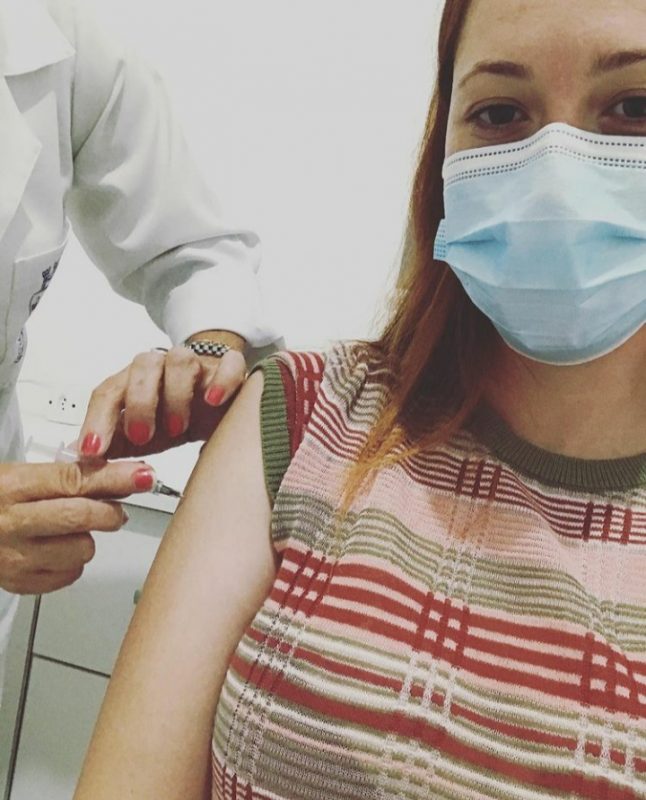 Mariana Dias recebendo dose da vacina contra Covid-19