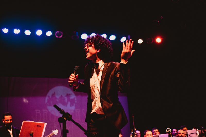 Misael Pacheco durante apresentação em teatro 