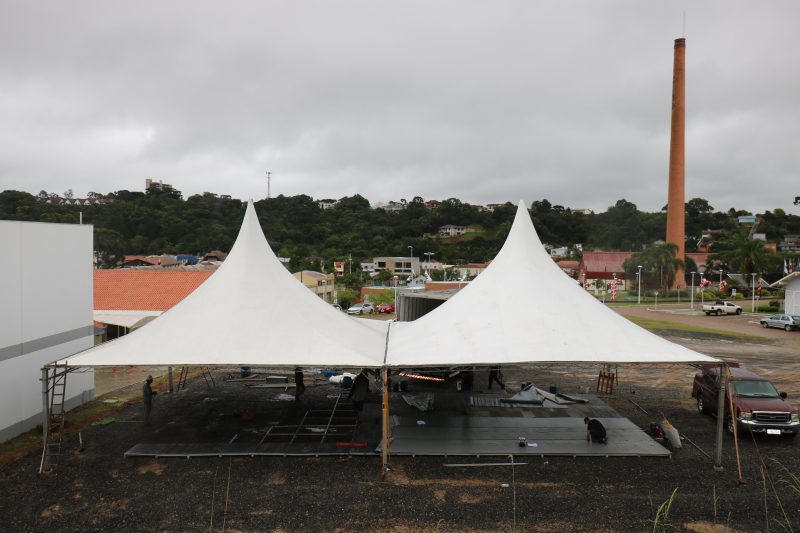 Tendas estão sendo montadas ao lado da Câmara – Foto: Divulgação/ND