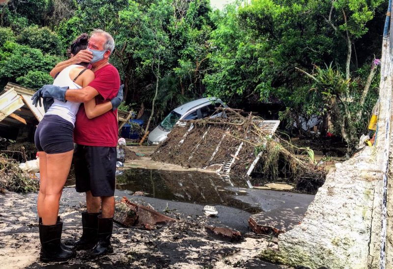 No dia seguinte à tragédia, pai e filha atingidos no desastre ambiental voltaram para casa a fim de contabilizar os danos &#8211; Foto: Ana Vaz/NDTV