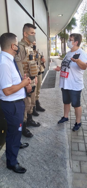 Motorista que n&atilde;o foi atendida reclama na entrada do local. PM chegou a ser acionada por um dos profissionais – Foto: Divulga&ccedil;&atilde;o/ND