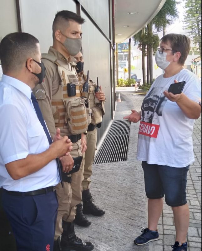 Motoristas foi até a sede da Uber para falar sobre o bloqueio de valores – Foto: Divulgação/ND