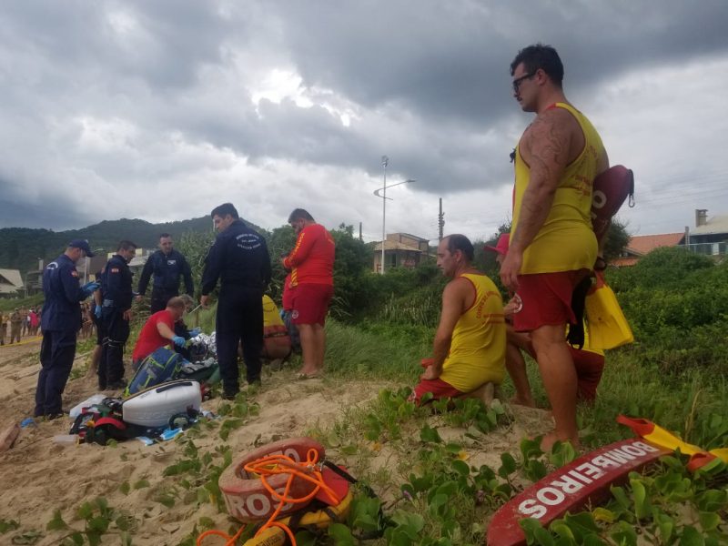 Mulher não resiste após afogamento na Praia Grande, em Penha