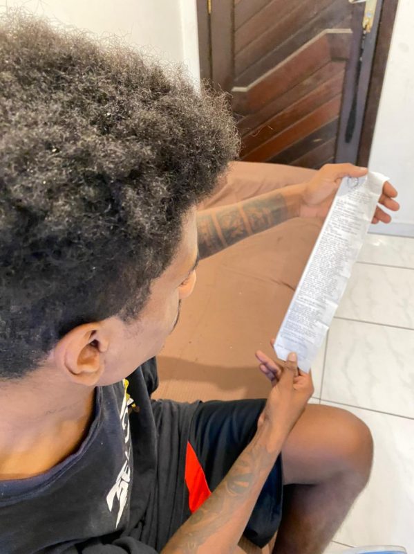 O rapper Raphael Guilherme, 23 anos, mostra o boletim de ocorr&ecirc;ncia que registrou ap&oacute;s ser agredido em um ponto de &ocirc;nibus – Foto: Mois&eacute;s Stucker/NDTV