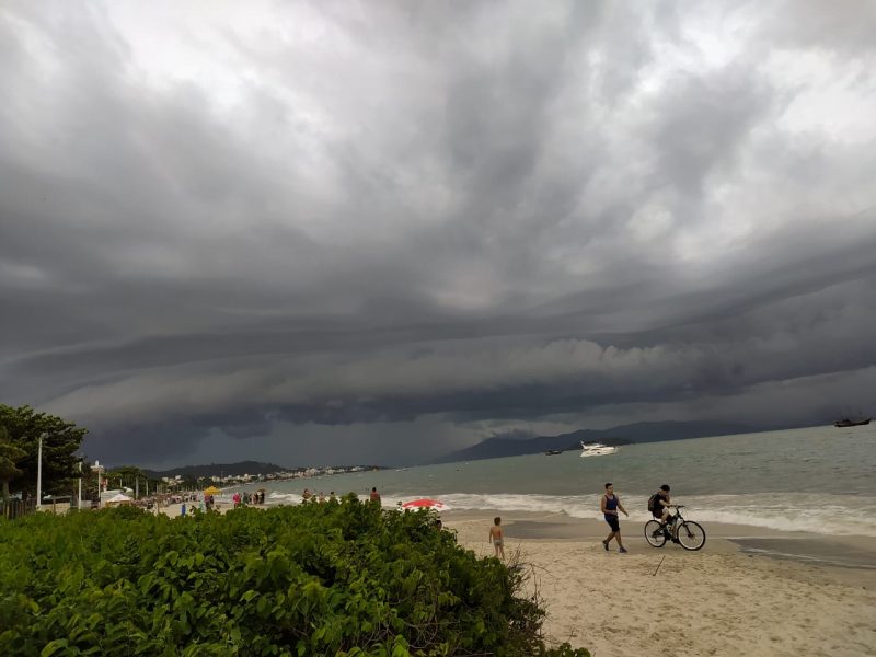 Nuvem do tipo shelf cloud registrada em Cachoeira do Bom Jesus, no Norte da Ilha