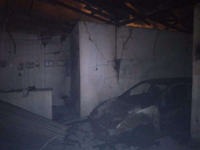Cerca de dez mil litros de água foram usados para combater as chamas – Foto: CBM/Divulgação