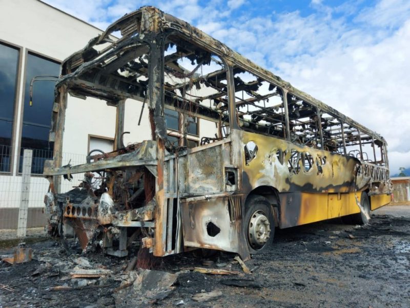 Incêndio foi registrado por volta das 2h, ao lado de uma igreja em Jaraguá do Sul – Foto: Fabio Junkes/OCP News