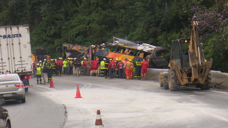 Profissionais de cidades do Paraná e Santa Catarina ajudaram no resgate das vítimas – Foto: Ricardo Alves/NDTV