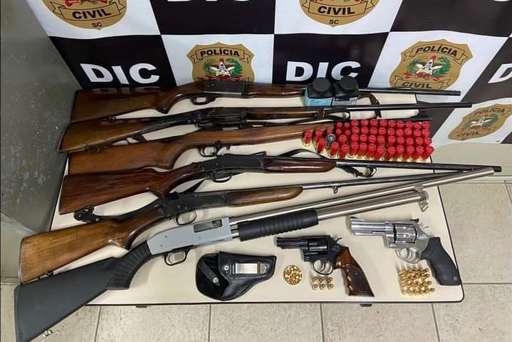 Operação da Polícia Civil apreende oito armas em Brusque – Foto: Divulgação / Polícia Civil de Brusque