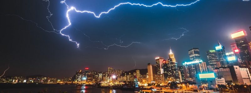 Oscilação de energia: saiba como proteger seus eletrônicos - Nick Kwan no Pexels