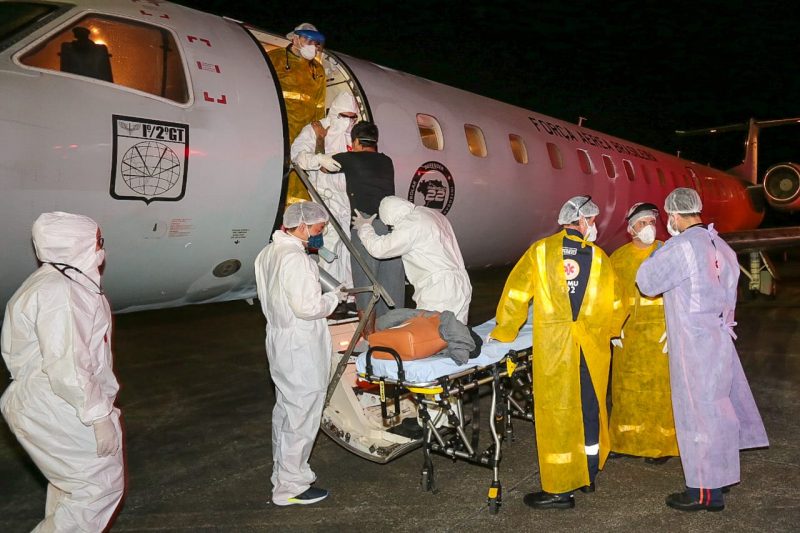 Pacientes de Manaus com Covid-19 desembarcando em SC