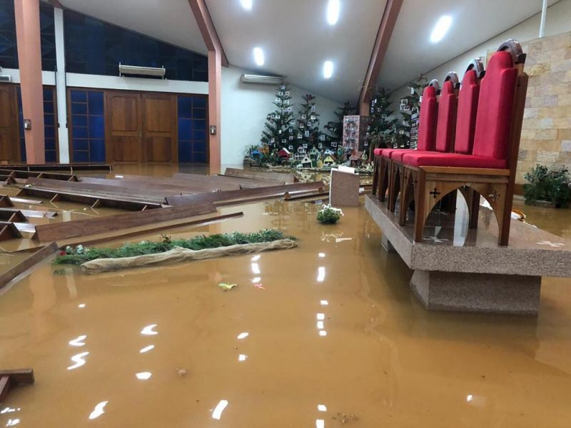 Bancos foram encobertos pela &aacute;gua na Par&oacute;quia Santo Ant&ocirc;nio – Foto: Redes sociais/ND