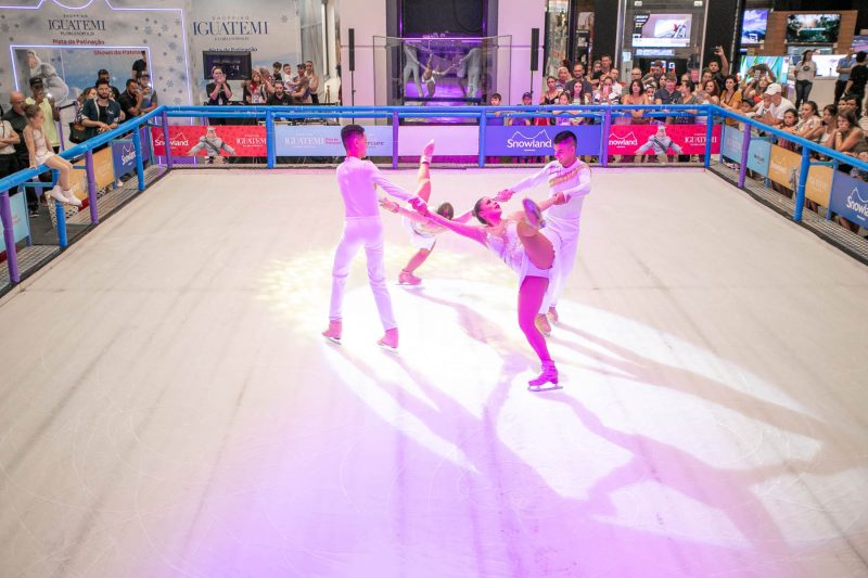 Patinadores artísticos durante espetáculo