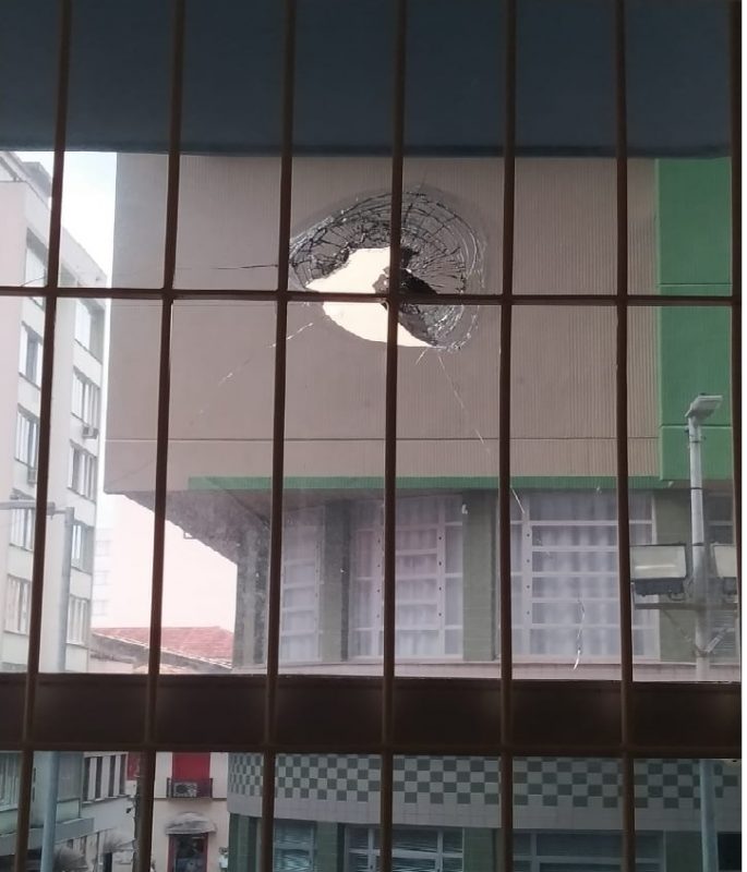 Uma pedra foi jogada na vidra&ccedil;a do pr&eacute;dio da C&acirc;mara de Vereadores – Foto: Paulo Rolemberg/ ND