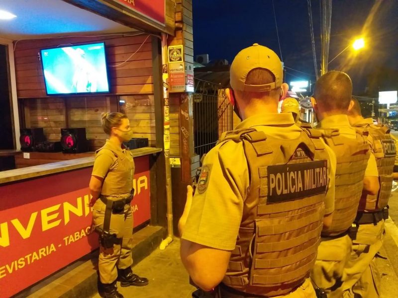 Policiais militares durante fiscaliza&ccedil;&atilde;o na Lagoa da Concei&ccedil;&atilde;o – Foto: PMSC/Divulga&ccedil;&atilde;o/ND
